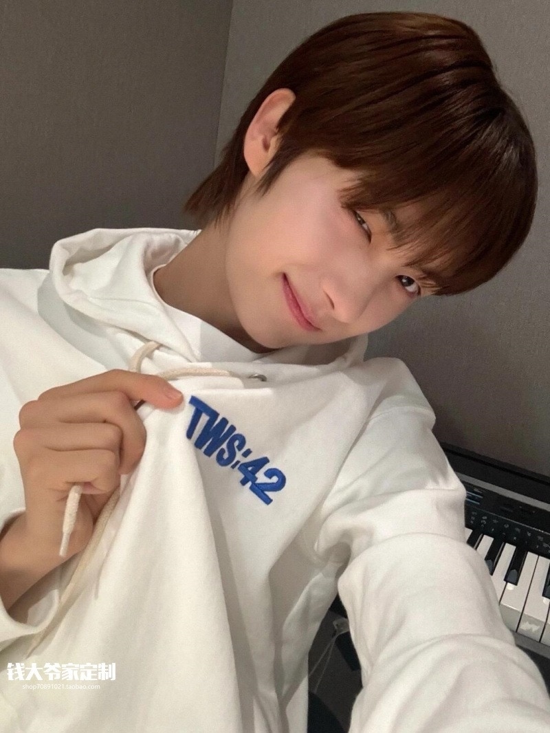 Twsシンウェイキムドフンカップル用白レディース春トップスとジャケット2枚購入でカード1パスケース