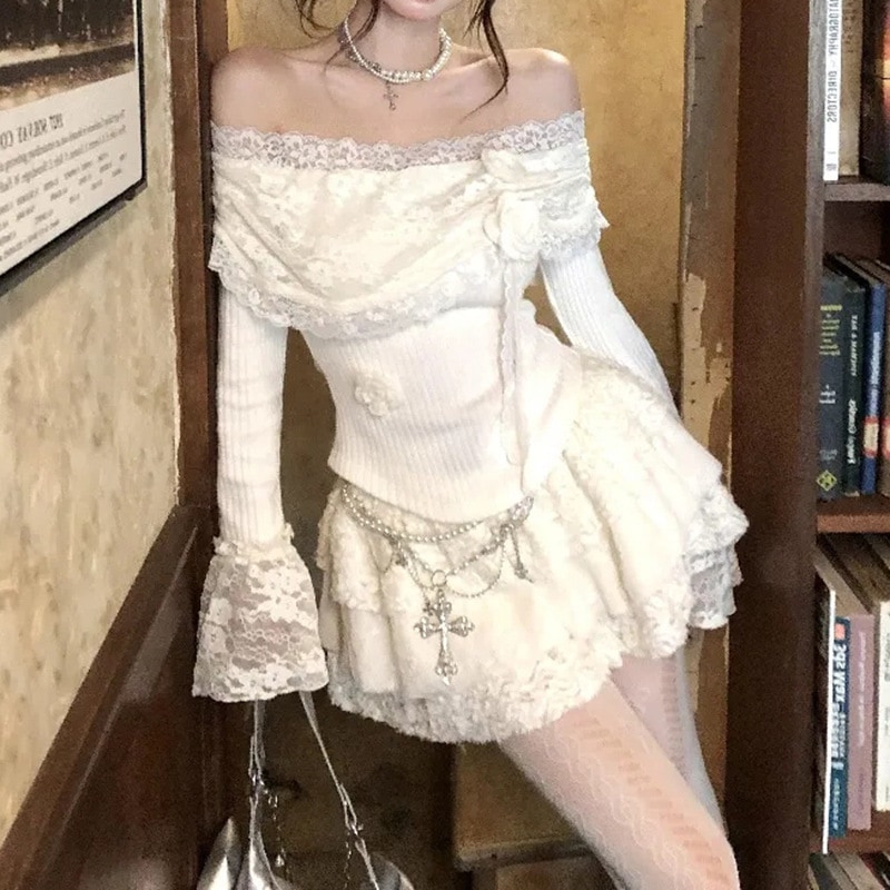 春と秋にぴったりなフレンチスタイルのレースのツーピースセット：オフショルダーのフィットしたトップスとスリミングケーキスカート