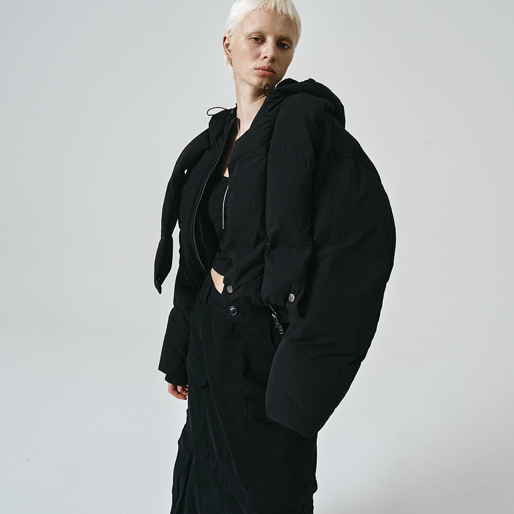 【NOIER】 HOODED MUFFLER CROPPED PUFFER JACKET : BLACK 61,400円