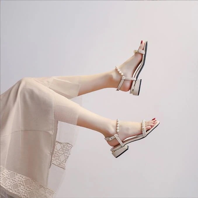 これからの時期に通勤する 韓国版 パール 一字型ボタン サンダル 百掛け 太いヒール 学生 滑り止め sweet系 気質 大人気 歩きやすい