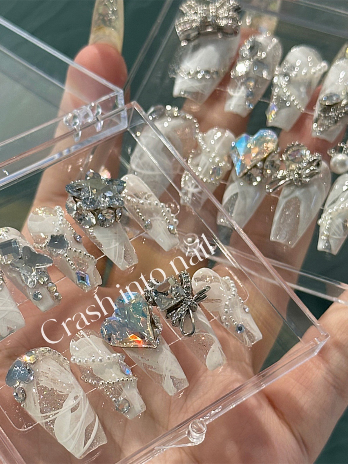 ダイヤモンドと白汚れがいっぱい豪華なフルハンド花子優しい石華花花ウェディングネイル着用ネイル完成手作りカスタマイズ