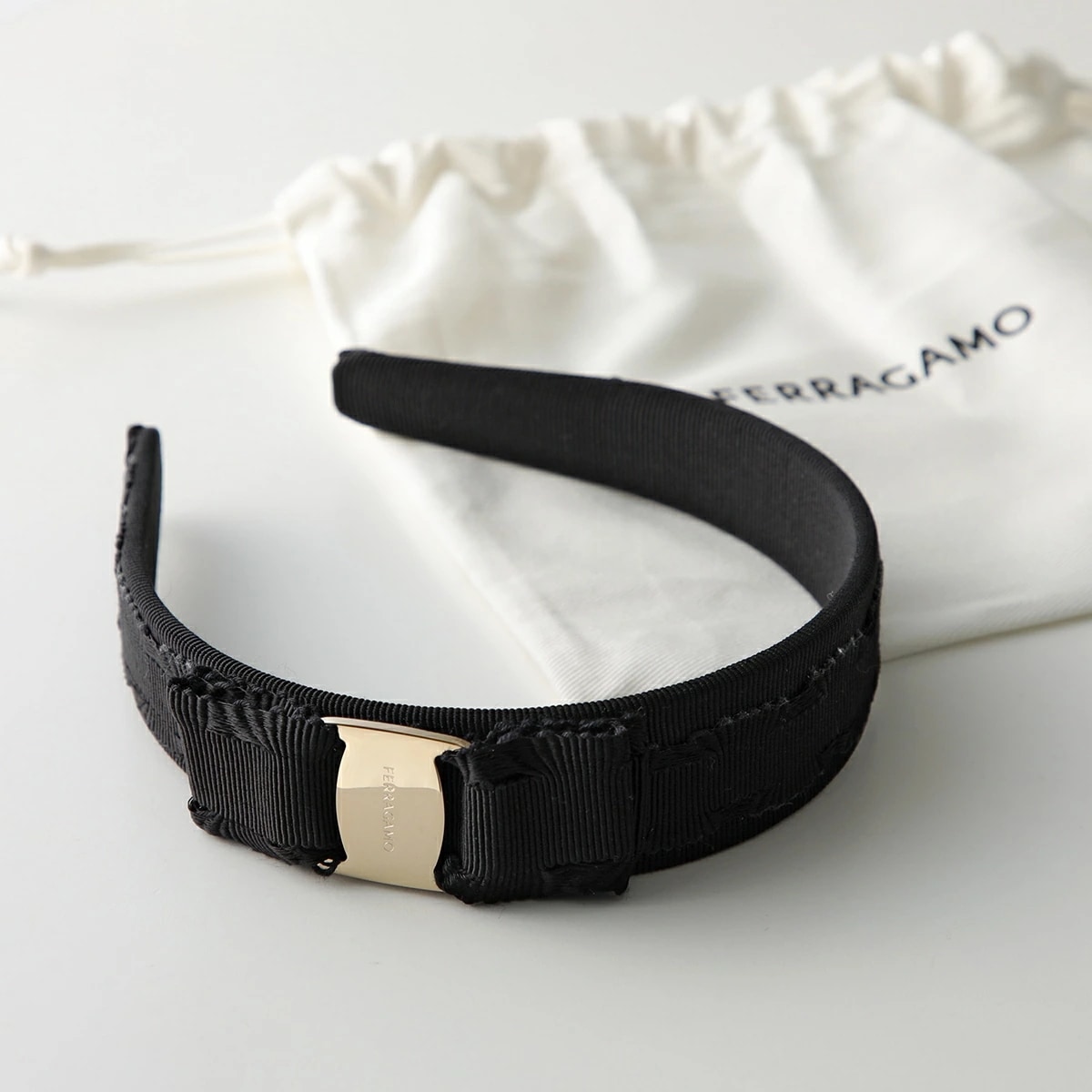 FERRAGAMO フェラガモ カチューシャ 34 6970 レディース ヘアアクセサリー ヘアバンド ヴィラリボン 001/NERO-ORO 15,333円