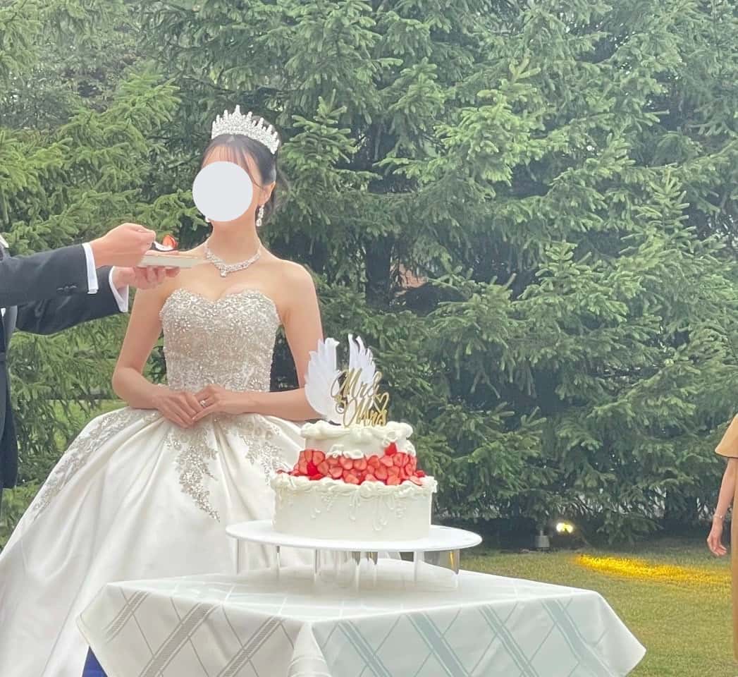 実例写真！ウェディングドレス ベアトップ キラキラのハンドビーディング プリンセスライン ロングトレーン 拳式