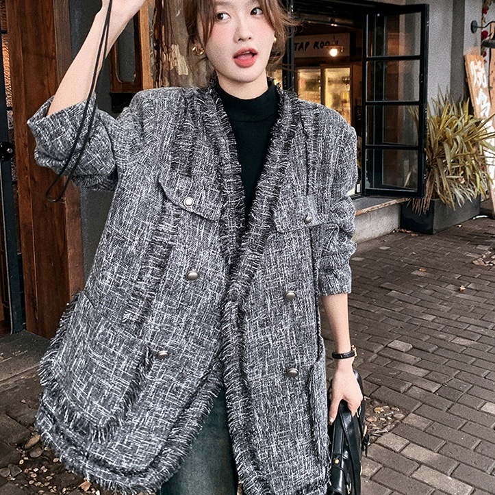 アウター ジャケット ノーカラージャケット 長袖 Vネック 前開き デザインボタン 胸ポケット ミディアム丈 ツイード かわいい 大人可愛い きれいめ シンプル 上品 おしゃれ かっこいい カジュアル