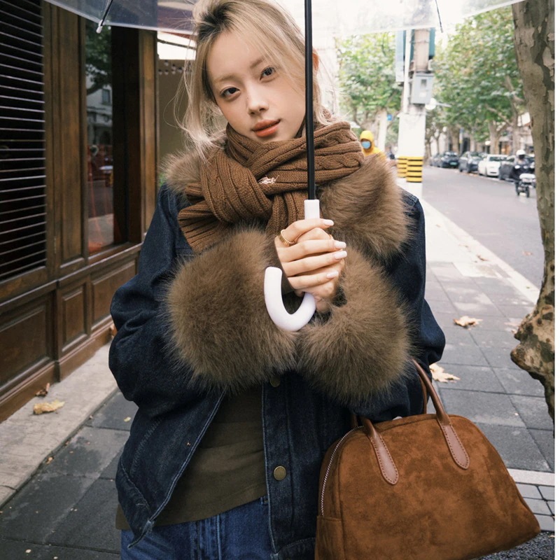 ファーカラーのレトロ風デニムジャケット2025年秋冬の新作スタイル厚みがあって暖かい小柄な女性向けのショートスタイル