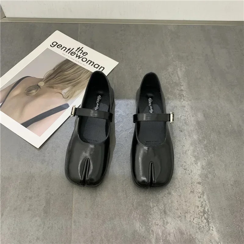 スプリットトゥの女性用フラットシューズ 高品質の革のメリージェーン 和風 足首のブーツ タビ忍者モカシン