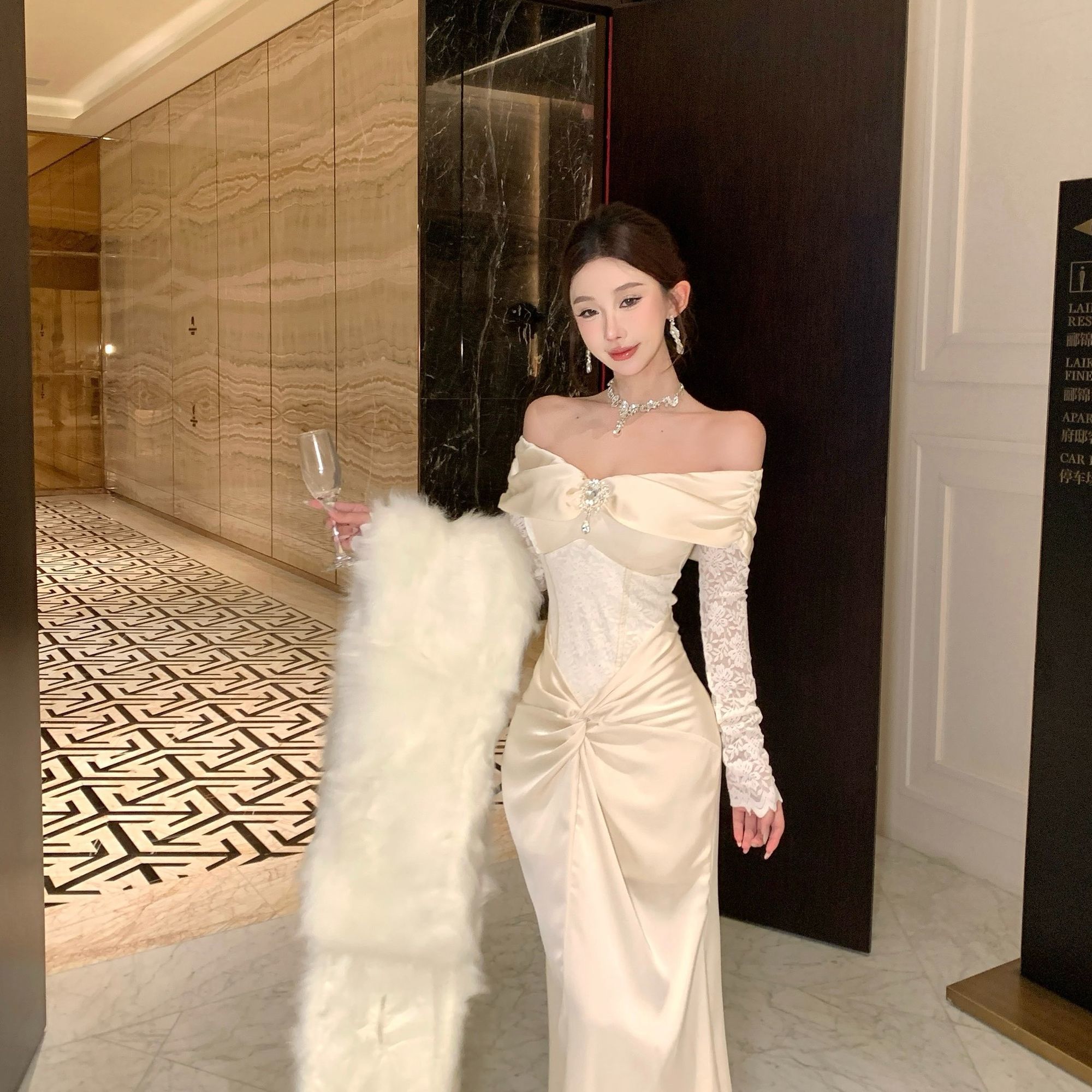 最安値に挑戦！【3日出荷】2026秋冬新作 レトロエレガント オフショルダーレース ハイブリッド ミディアムロングドレス お呼ばれドレス