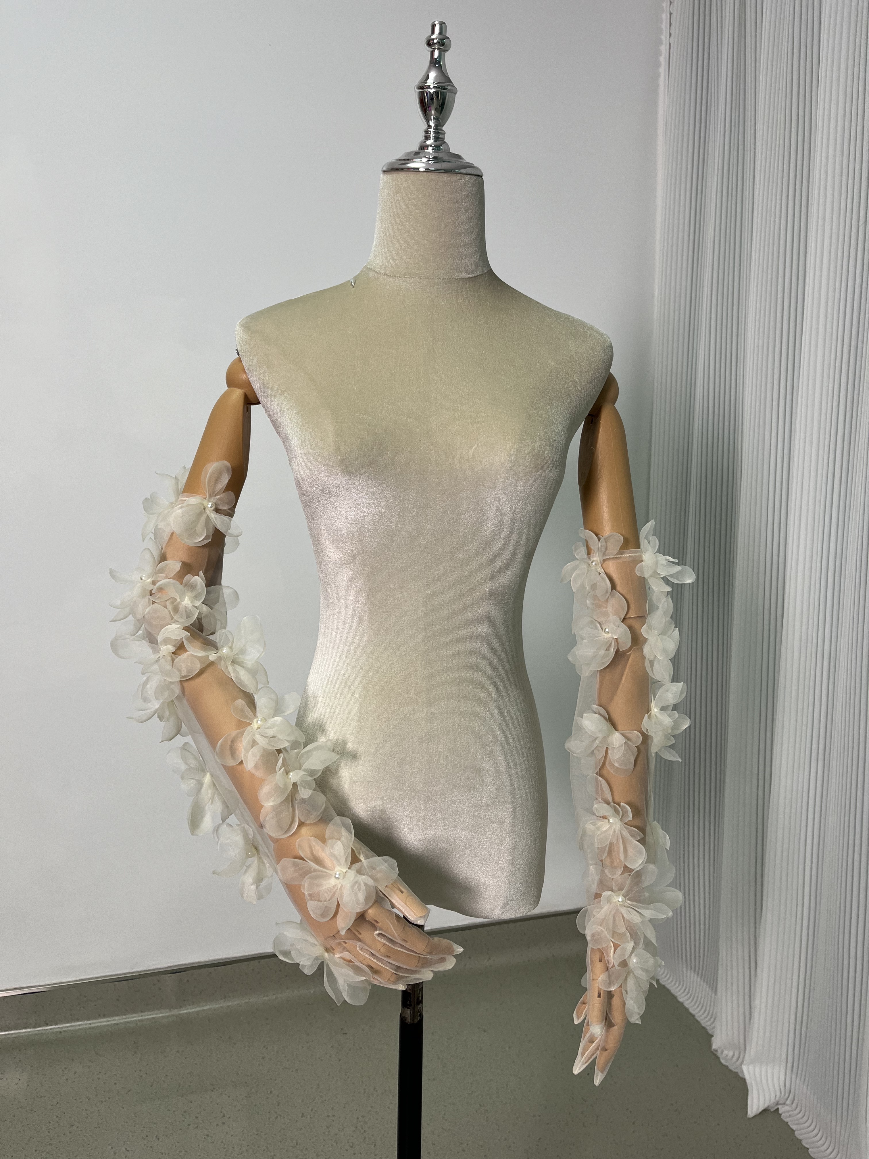 ウエディンググローブ 花モチーフ ビーズ 可愛い 薄シャンパンの色 花嫁/ウェディングドレス