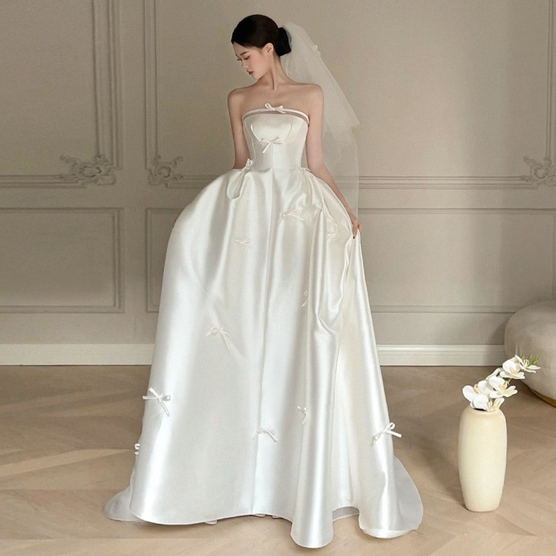 フランスのサテンの軽いウェディングドレスの新商品の花嫁は簡単に胸を拭いて外に出ます