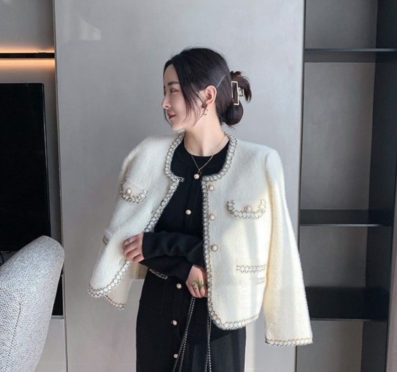 トップス アウター ジャケット 上着 ショート丈 袖あり 長袖 襟なし 丸襟 ポケット 前開き かわいい 大人可愛い きれいめ シンプル カジュアル 大人 上品 おしゃれ お洒落 かっこいい ラブリー