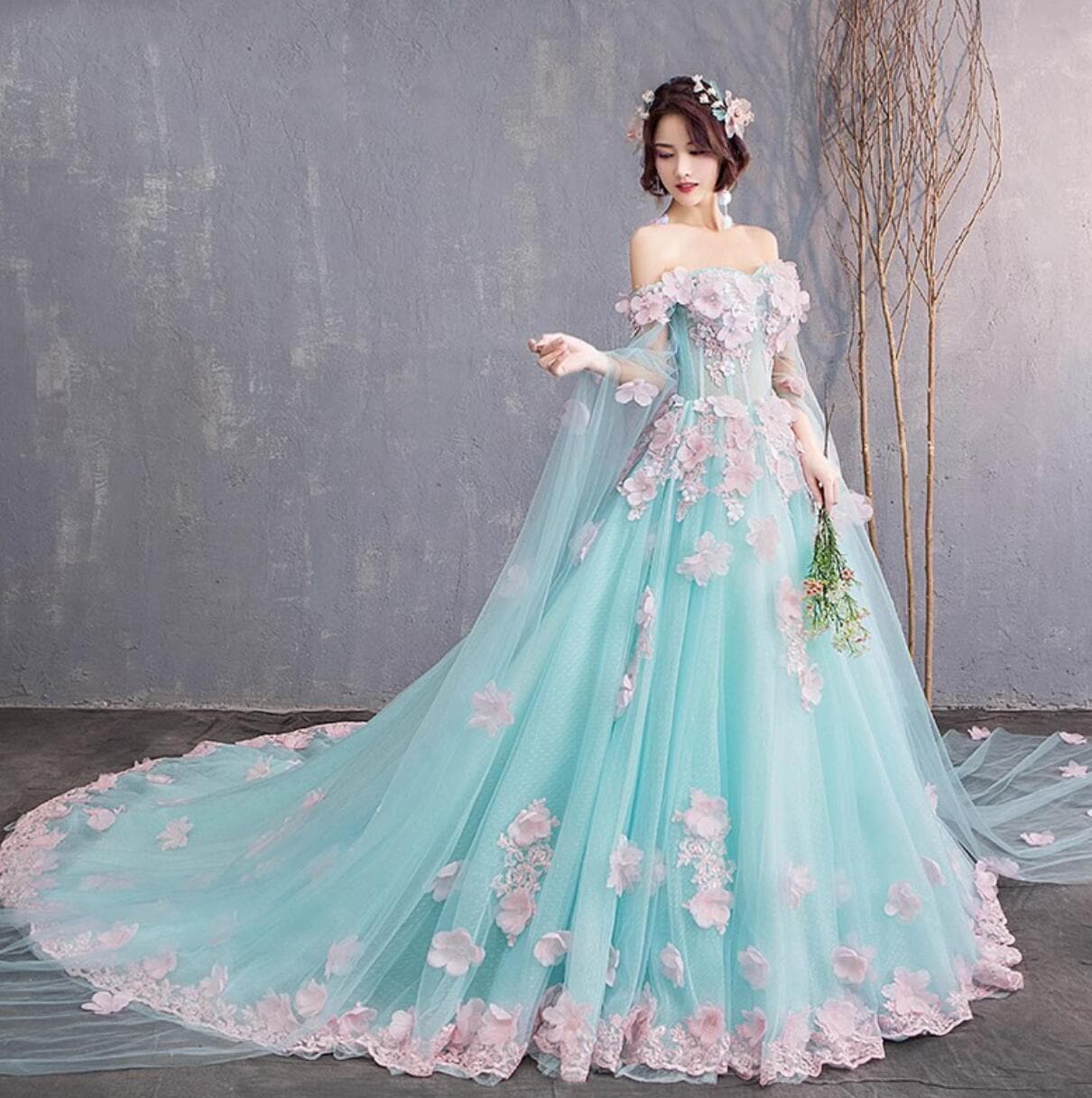 カラードレス ロング丈 マキシ丈 カラー ウエディングドレス グリーン ピンクのお花 いっぱい 造花 フラワー Aライン 後ろが長い フリル ドレス チュールのビッグスリーブ プリンセス フリルドレス