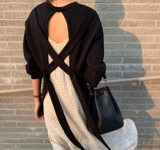 レディース トップス セーター プルオーバー 長袖 ラウンドネック 背中開き かわいい 大人可愛い カジュアル おしゃれ ルーズ 個性的 クール 存在感 抜け感 キュート ラグジュアリー セクシー シ