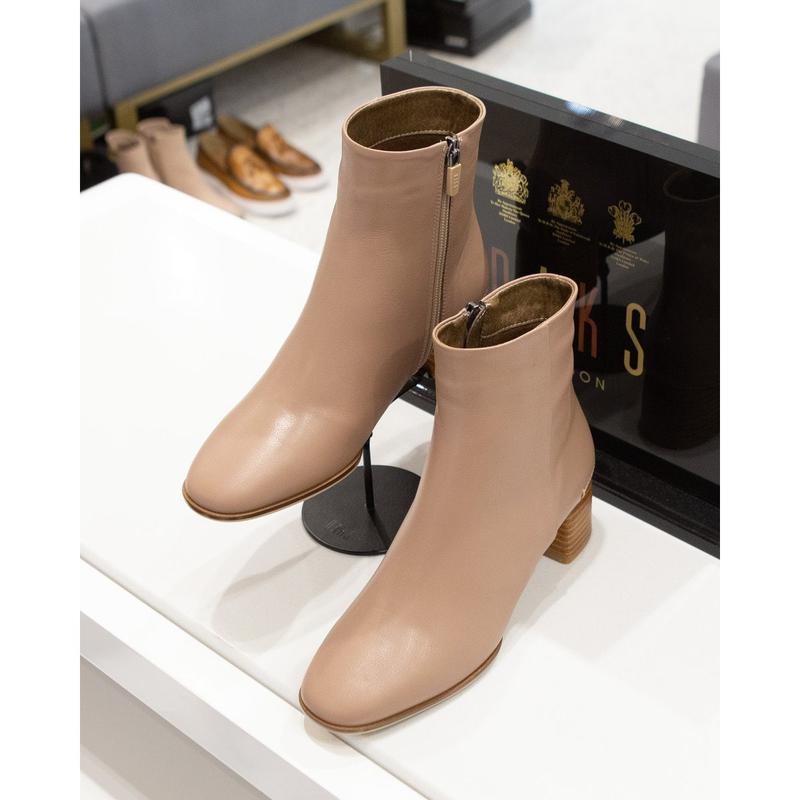 [DAKSシューズ] バックスティッチポイント 女性アンクルブーツ(DLB208)