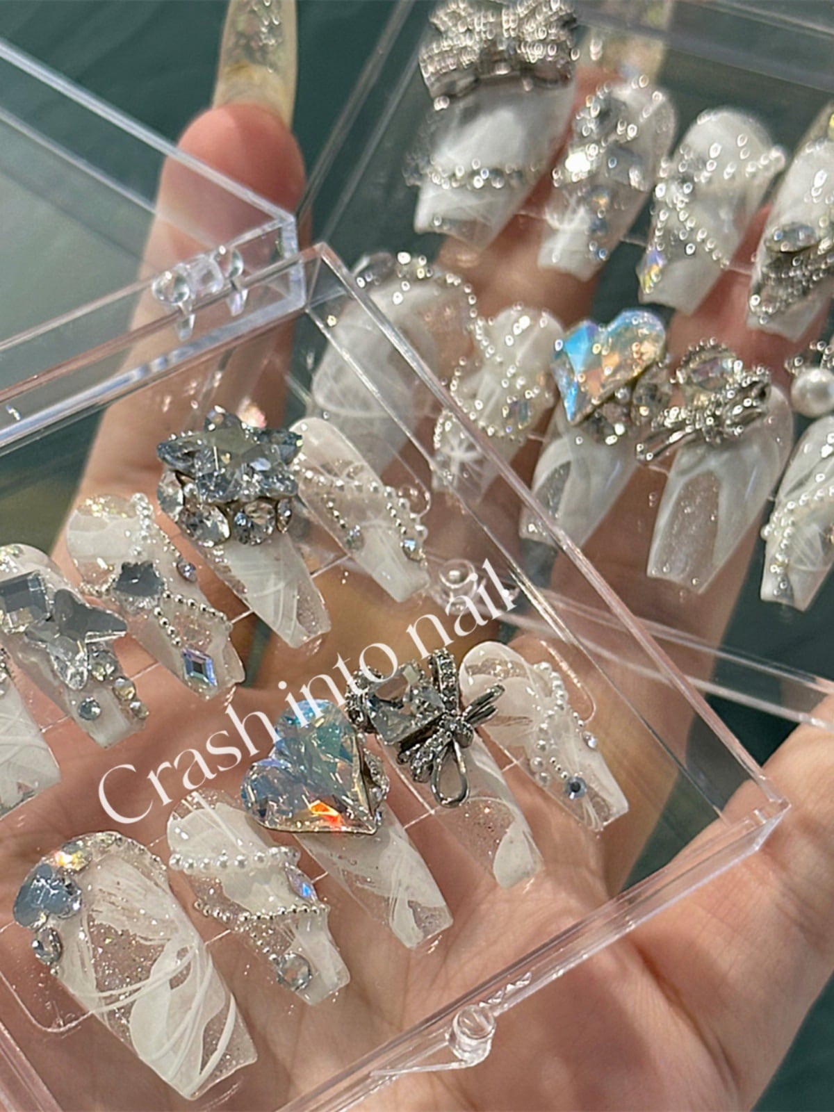 ダイヤモンドと白汚れがいっぱい豪華なフルハンド花子優しい石華花花ウェディングネイル着用ネイル完成手作りカスタマイズ