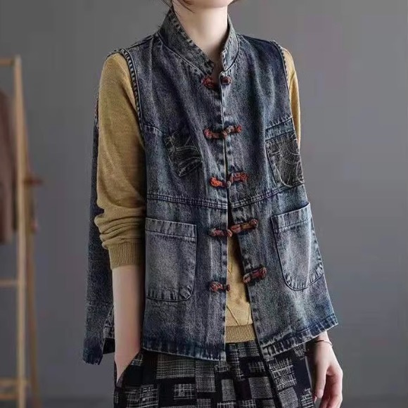 レディース トップス ベスト ミディアム丈 襟なし 切り替えデザイン 前開き ブルーデニム かわいい 大人可愛い きれいめ シンプル カジュアル 上品 おしゃれ お洒落 レトロ 大人女子 こなれ感