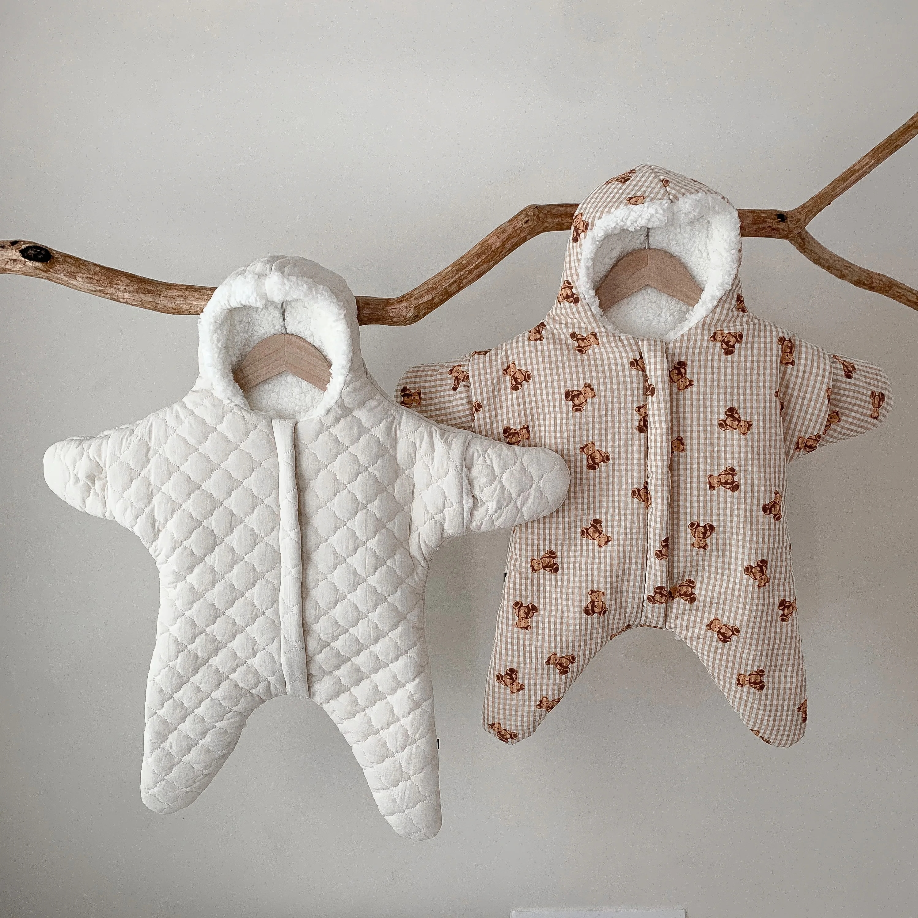 新生児用長袖コットンボディ 男の子と女の子用のソフトロンパース キュートなスターベア 厚手 韓国のファッション 冬