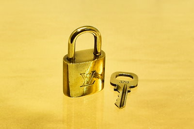 Qoo10] Louis Vuitton 極美品 正規品 カデナ パドロック 南京 : メンズ