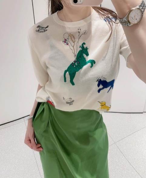 クーポン有トップス レディース ニット セーター プルオーバー 秋 ミドル丈 普通丈トップス 半袖 ラウンドネック 襟なし ノーカラー ストレート ホワイト 白 柄あり S M L 薄手 リゾート 旅