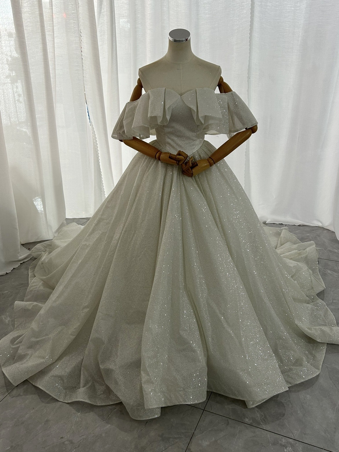 ウエディングドレス オフショルダー キラキラグリッターチュール 編み上げ クラシカル 前撮り