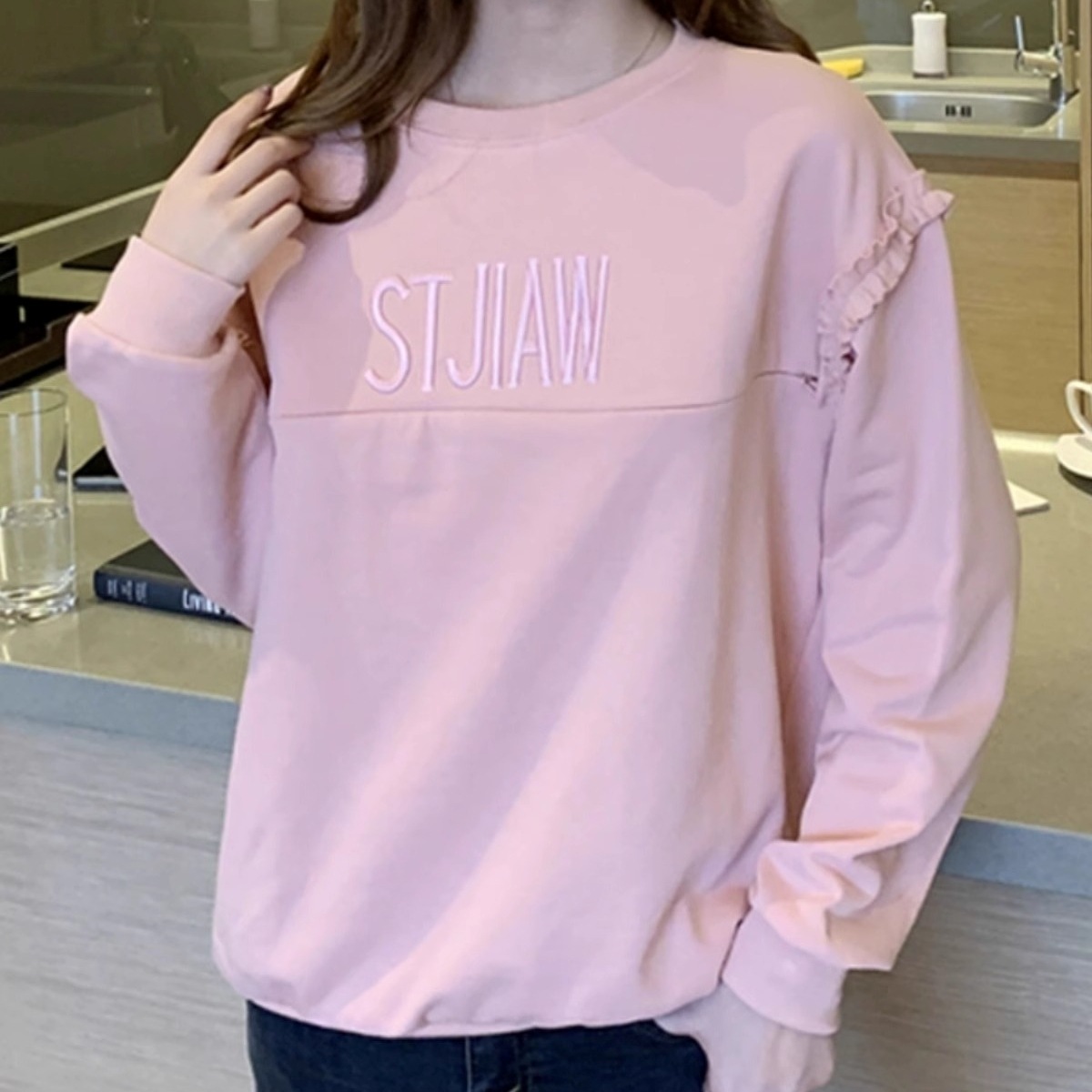 トップス スウェット 長袖 ラウンドネック プルオーバー ミディアム丈 フリル 授乳服 授乳ウエア かわいい 大人可愛い きれいめ シンプル 上品 おしゃれ かっこいい カジュアル こなれ感 個性的