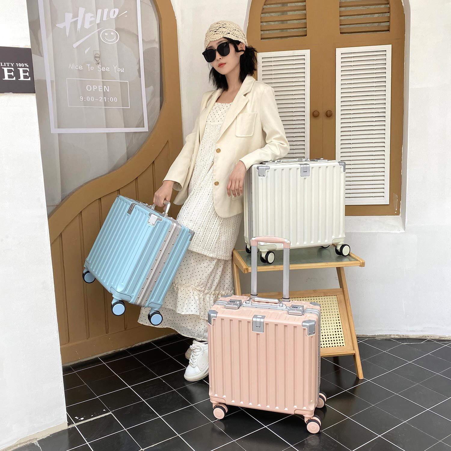 ビジネススーツケース 18インチ キャビンスーツケース 高価値 小型 軽量 カップホルダー付きスーツケース 女性用 ユニバーサルホイール トロリーケース