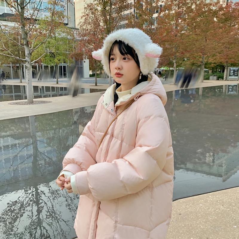 2023冬の新型韓国版は学生の綿服を厚くして綿服を着ている女性の中の長めの綿入れの上着が湿っている