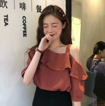 フリル リボンブラウス ワンショルダー デコルテ トップス シャツ ブラウス ショート丈 5分袖 セミフレア スリム 細身 ストレート スマート 薄手 かわいい 大人可愛い シンプル 大人 上品