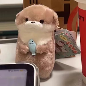【3日で出荷】アミューズかわいい小さなカワウソ保持魚ぬいぐるみペンダント人形ギフト李缶はかわいいギフトを与えます