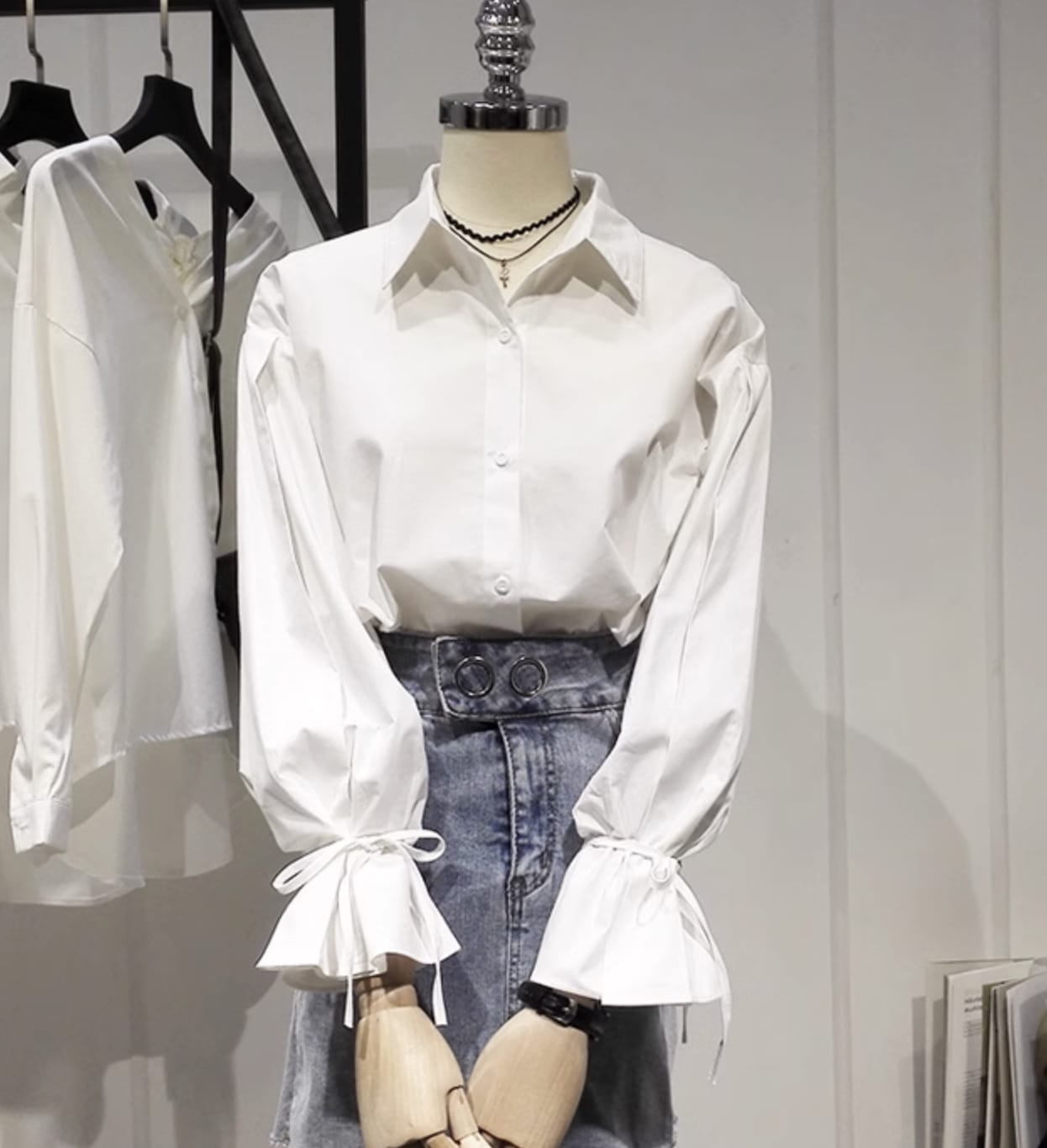 トップス シャツ ブラウス ミディアム丈 ミドル丈 袖あり 長袖 ボリューム袖 襟付き ポロカラー フレア ワイド フリル リボン 前開き 綿 かわいい きれいめ シンプル カジュアル 大人 上品