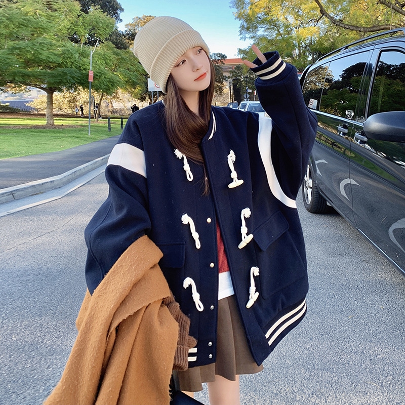 アメリカ式の野球服をつなぎ合わせた女性秋冬の新型綿を挟んだ百合毛のガーディアン学院風牛角ボタン衝突色コート