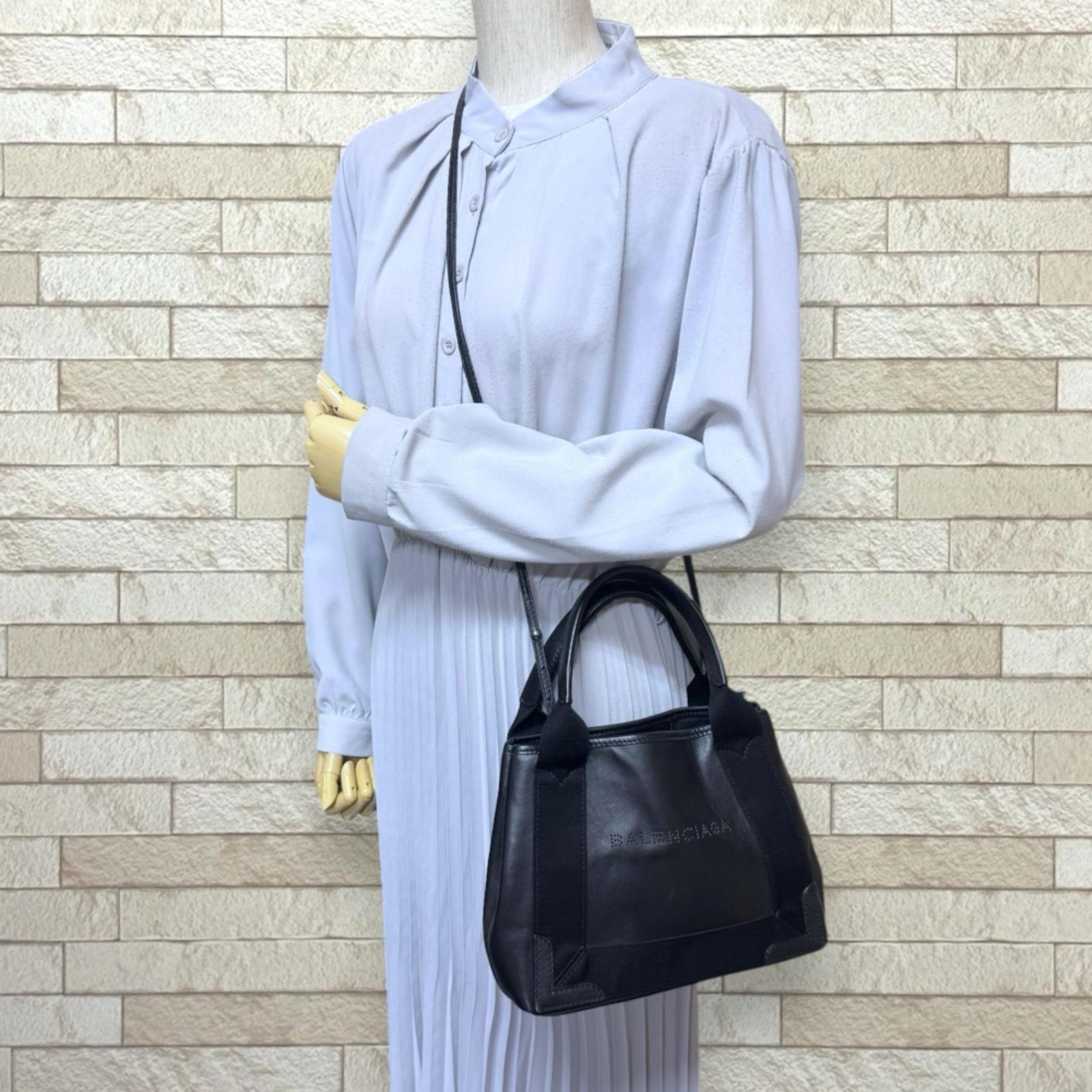 バレンシアガ ネイビーカバ XS ショルダーバッグ レザー 390346 ブラック BALENCIAGA 中古