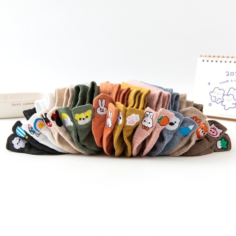 春夏新作ソックスレディースボートソックス通気性と耐摩耗性ヒールまでカジュアル刺繍入りかわいい漫画ショートコットンソックス