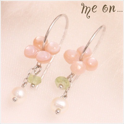 me on...K10ホワイトゴールドボタンカットされたペリドット＆淡水パールが風に揺れるピンクシェルが放つきれいな花がキュートな花モチーフフックピアスこんなにお花が咲きました 4,554円