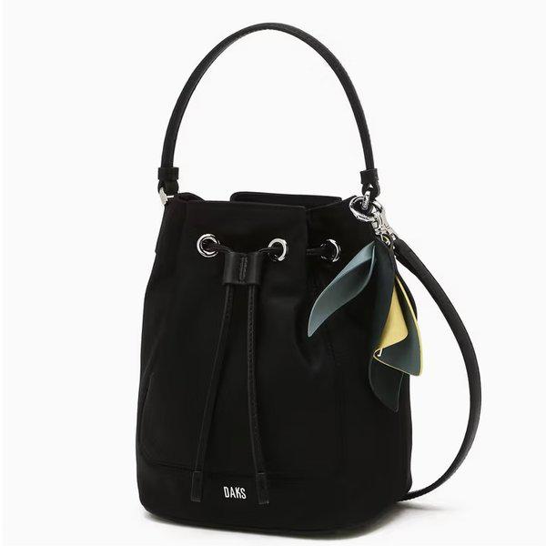 ブラックフラワーチャーム付きナイロンドローストリングバッグDCBA6E524BK_s