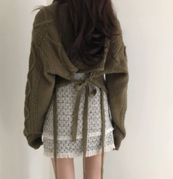 ニットソー リボン ケーブルニット トップス セーター ミニ丈 ショート丈 長袖 ボリューム袖 Vネック 細身 ストレート スマート 編み込み 薄手 かわいい 大人可愛い シンプル 大人 上品