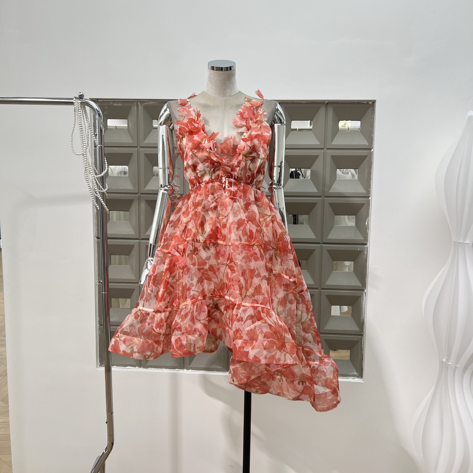 ハイエンドの精緻な富家のお嬢さんの欧根紗のプリントの不規則な深いvストラップのリゾート風のセクシーなショートスカート 7,333円