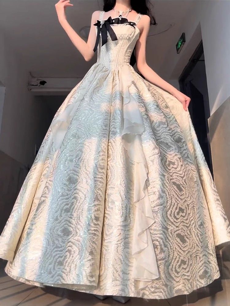 シャンパン色のタキシードは軽くて豪華です