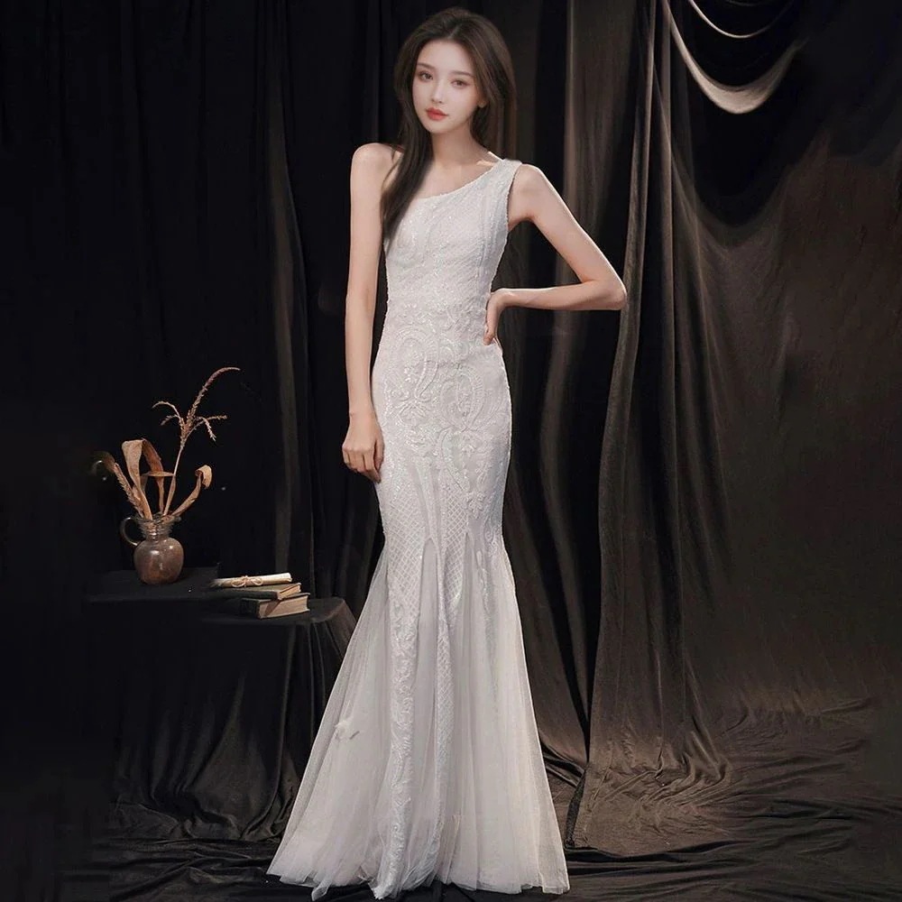 宴会気質の女性用ワンショルダーイブニングドレス白ロングカーモデル斜め肩テールホスト