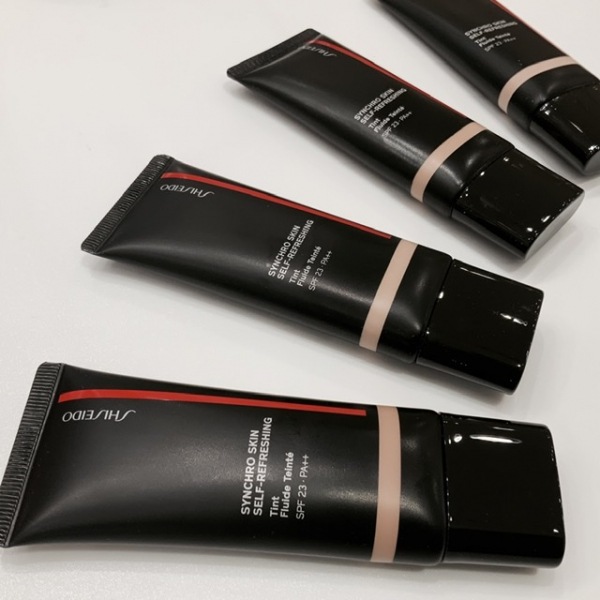 シンクロスキン セルフリフレッシング ティント　SPF23PA++　全4色 4,655円