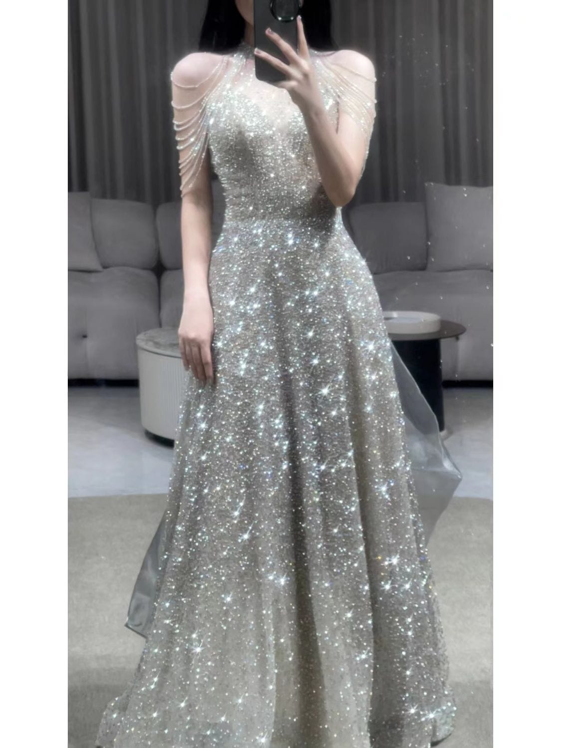 タキシードのスカートの女性の軽豪華な大衆の高級感の宴会の司会は銀色の首のスパンコールの敬酒服の娘を演出します