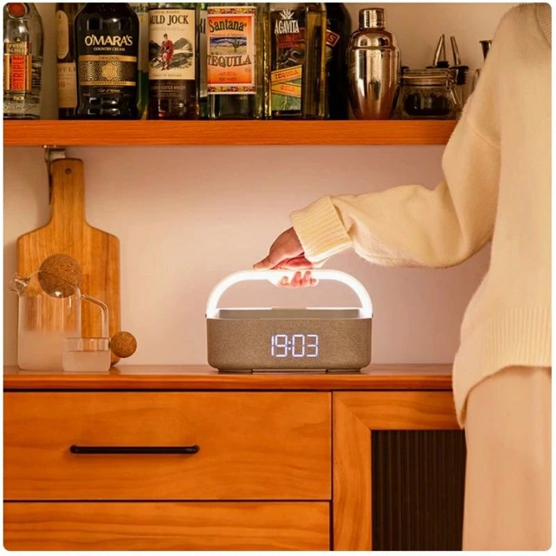 ワイヤレス充電器 Bluetoothスピーカー ワイヤレススピーカー 多機能搭載 目覚まし時計 ナイトライトBluetooth5.0 1800mAhリチ FMラジオ 4,816円