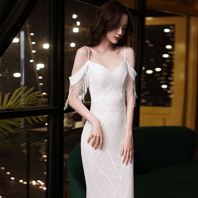白いイブニングドレス女性宴会気質サスペンダーセクシーなテールロングホストドレスの質感