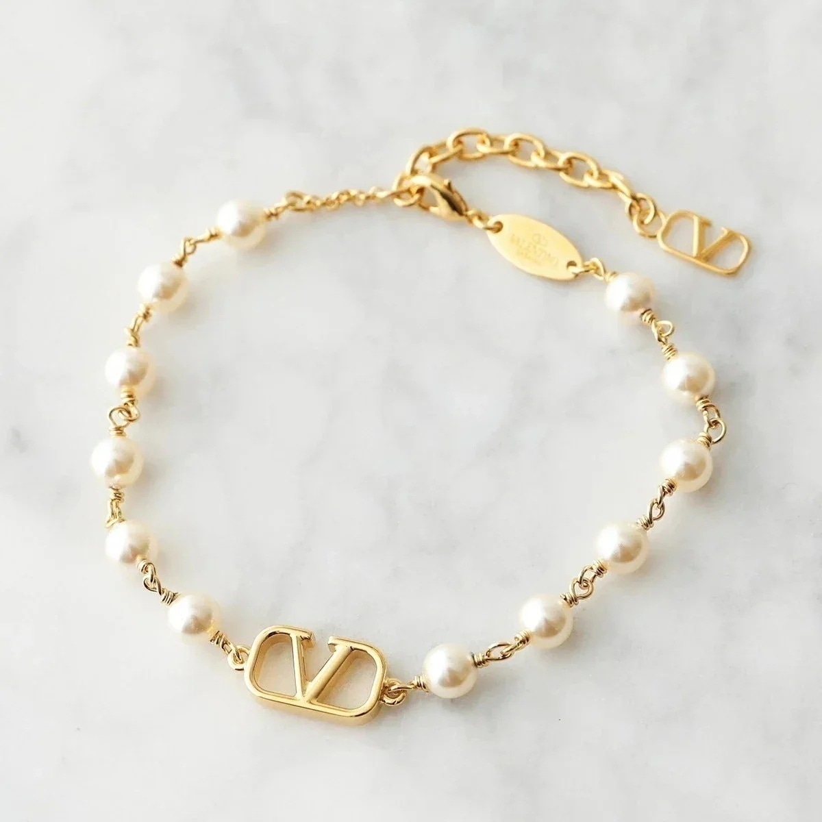 VALENTINO ヴァレンティノ ブレスレット 4W2J0G16UXM 5W2J0G16UXM レディース Vロゴ パール アクセサリー 23R/0O3 30,672円