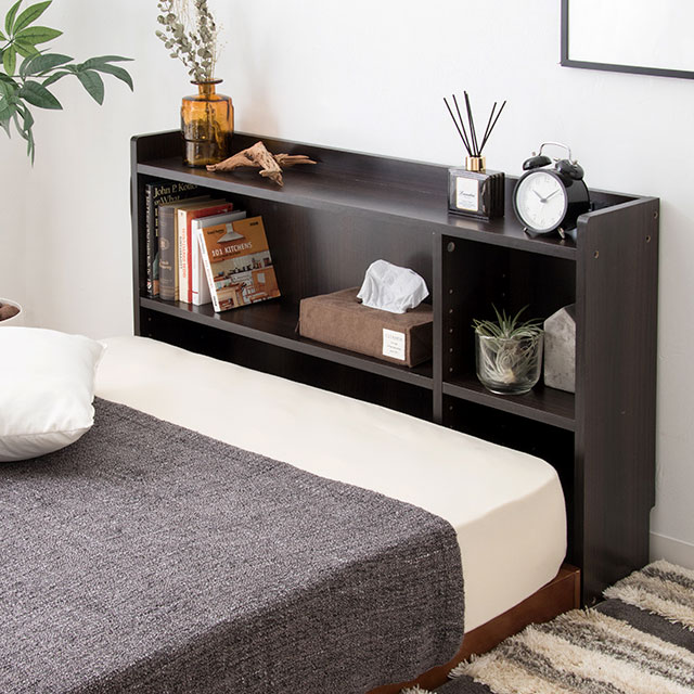 ヘッドボードにもなる収納ラック