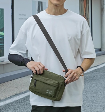 バッグ カバン ショルダー メッセンジャー 斜めがけ 肩がけ ミニ コンパクトウォレット 多収納 多機能 便利 軽量 スクエア 四角 ポケット ファスナー 厚手 ナイロン 防水 シンプル カジュアル