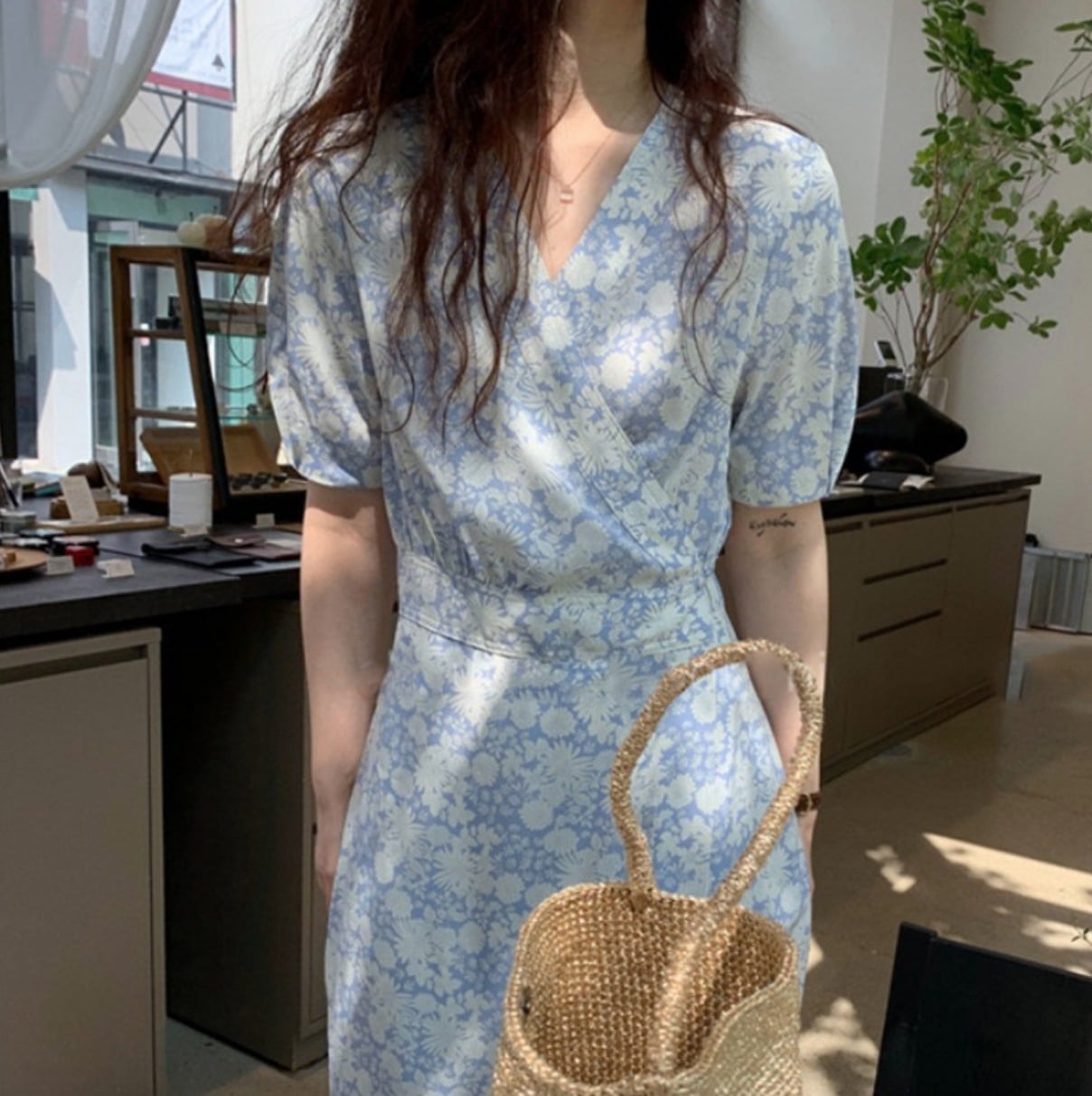 ワンピース 袖あり かわいい 大人可愛い きれいめ シンプル カジュアル 大人 上品 おしゃれ Vネック　カシュクール ウエストマーク リボン　花柄 ロング丈 ブルー 韓国 コーデ 休日 旅行