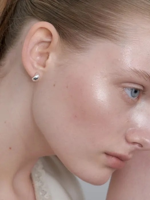 LOVE ME MONSTER [Silver] New Moon Earrings 韓国コスメ 韓国ブランド レディースファッション アクセサリー ピアス 指輪 韓国人気 アイドル