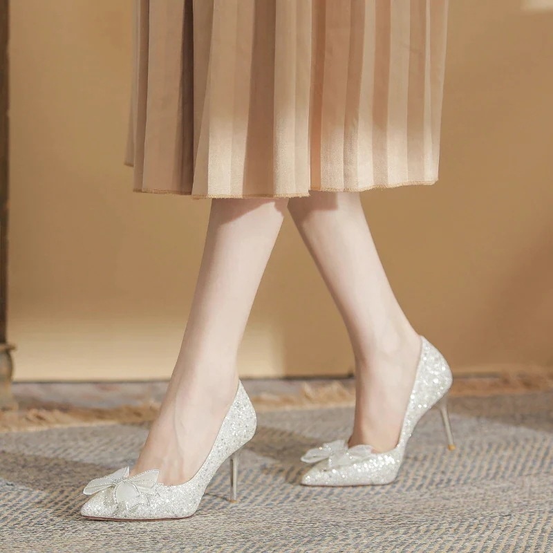 パンプスポインテッドトゥ蝶結び スタイルアップヒールパンプス 結婚式 シルバー パンプス 2025 春靴 女性の疲れない足 新しいシングルシューズ ヒール