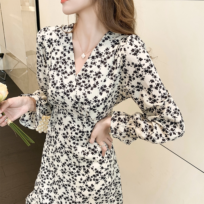 花柄ワンピース ホワイト ブラック ワンピース 膝丈 ひざ丈 スリム 細身 ストレート スマート 5,003円