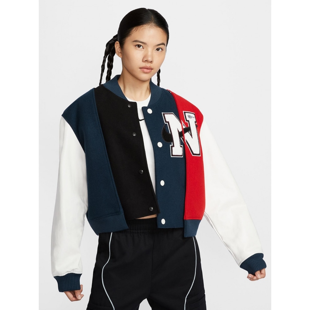 ナイキ・アズ・ニュー・トゥーンはバーシティジャケットです